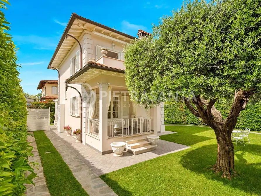 Immagine 3 di Villa in affitto  a Pietrasanta