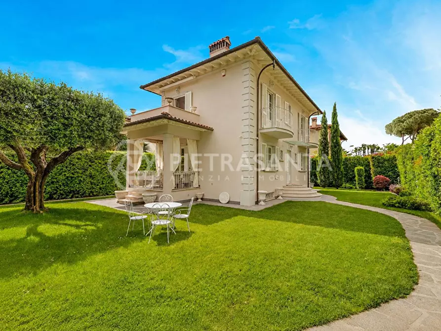 Immagine 2 di Villa in affitto  a Pietrasanta