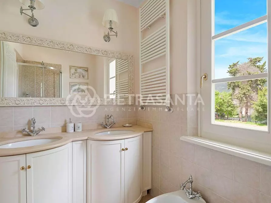 Immagine 14 di Villa in affitto  a Pietrasanta