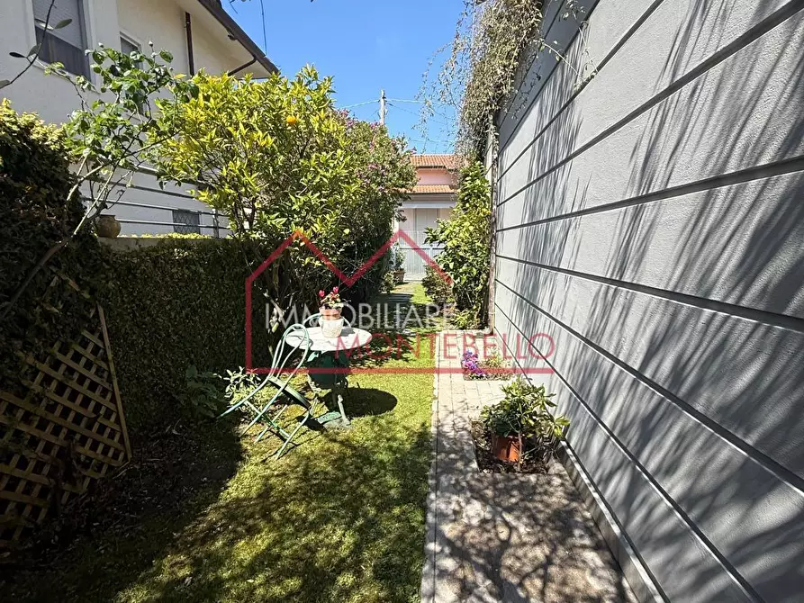 Immagine 37 di Mansarda in vendita  a Camaiore