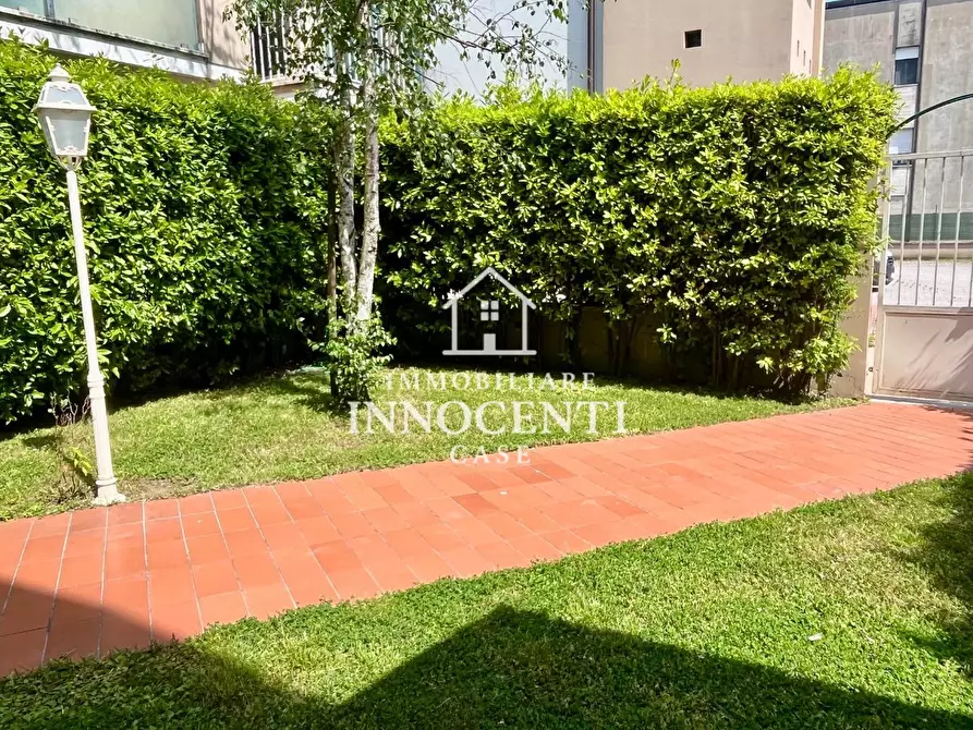 Immagine 9 di Villetta a schiera in vendita  a Montignoso