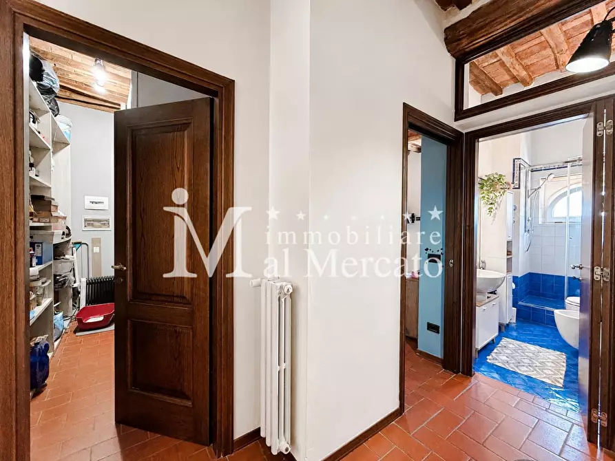 Immagine 10 di Appartamento in vendita  a Lucca