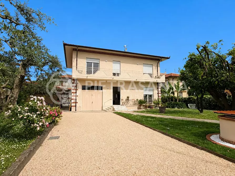 Immagine 4 di Villa in affitto  a Pietrasanta