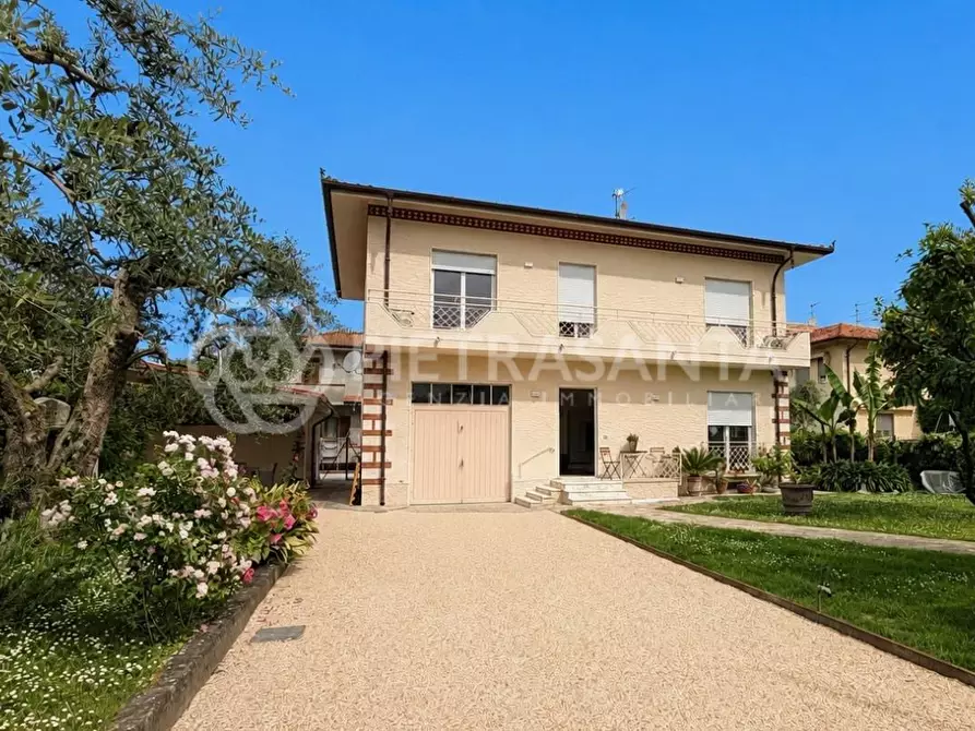 Immagine 3 di Villa in affitto  a Pietrasanta