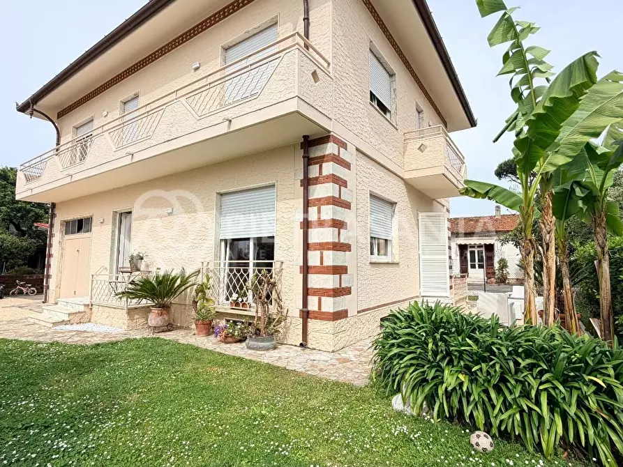Immagine 43 di Villa in affitto  a Pietrasanta