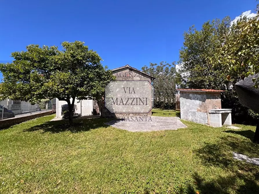Immagine 1 di Laboratorio in vendita  a Pietrasanta