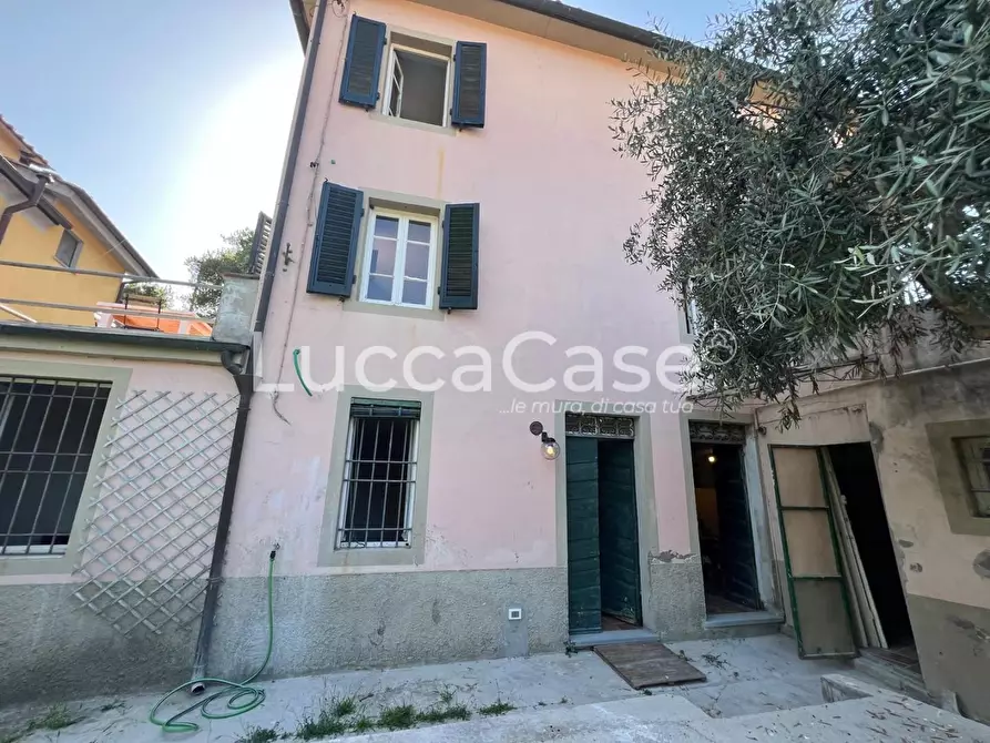 Immagine 49 di Casa bifamiliare in vendita  a Lucca