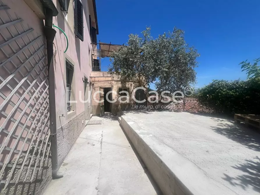 Immagine 1 di Casa bifamiliare in vendita  a Lucca
