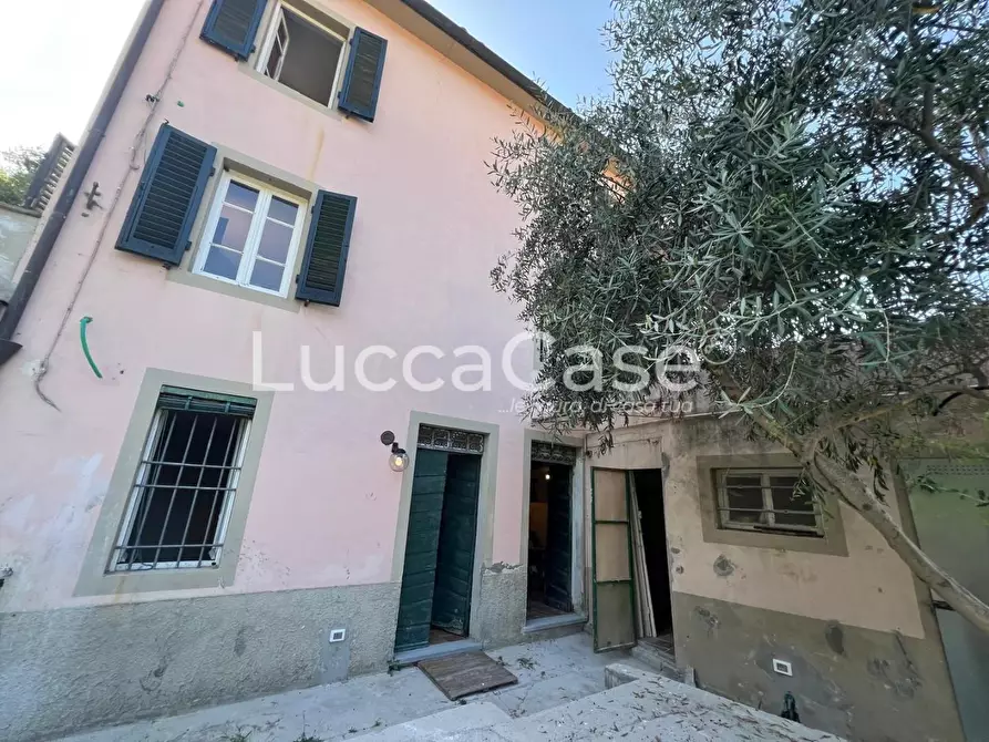 Immagine 54 di Casa bifamiliare in vendita  a Lucca
