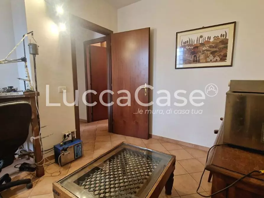 Immagine 12 di Appartamento in vendita  a Lucca