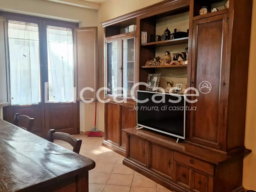 Immagine 2 di Appartamento in vendita  a Lucca