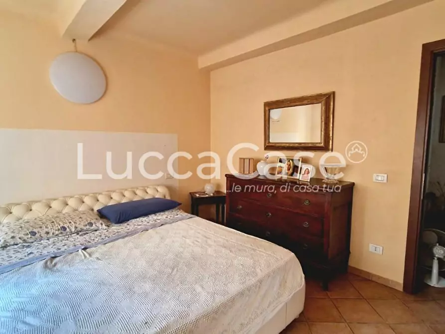 Immagine 10 di Appartamento in vendita  a Lucca