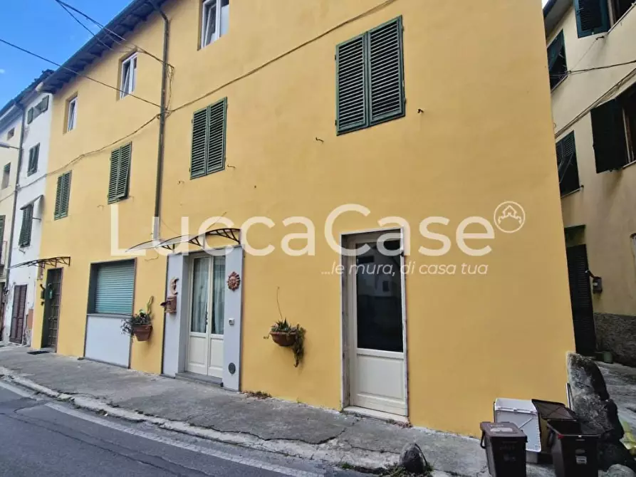 Immagine 17 di Appartamento in vendita  a Lucca