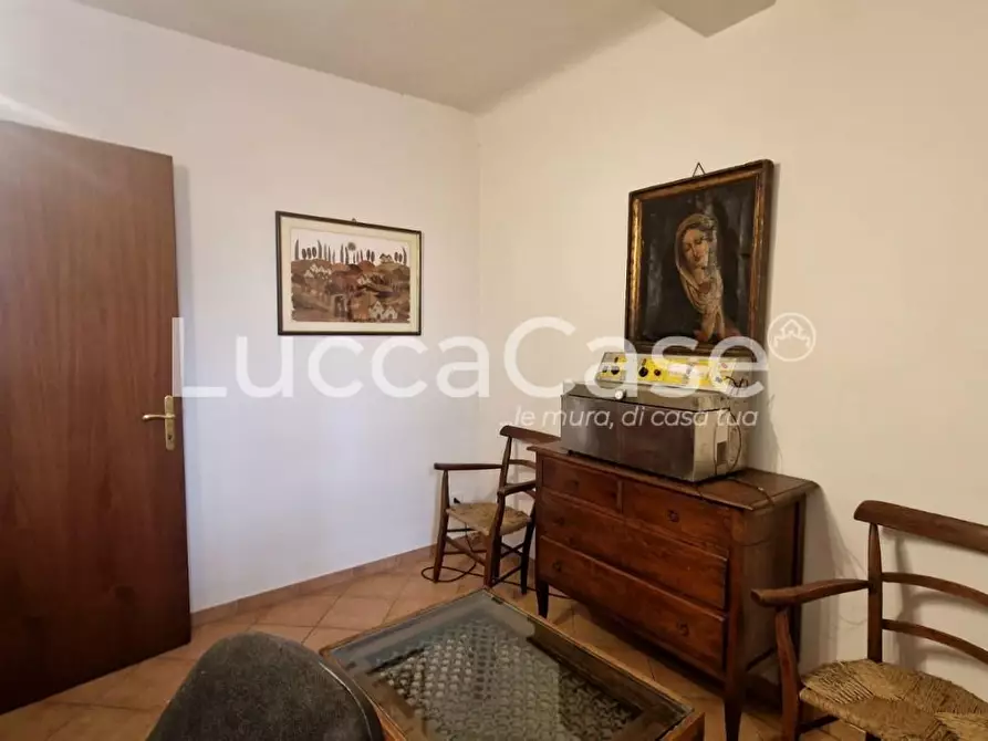 Immagine 11 di Appartamento in vendita  a Lucca