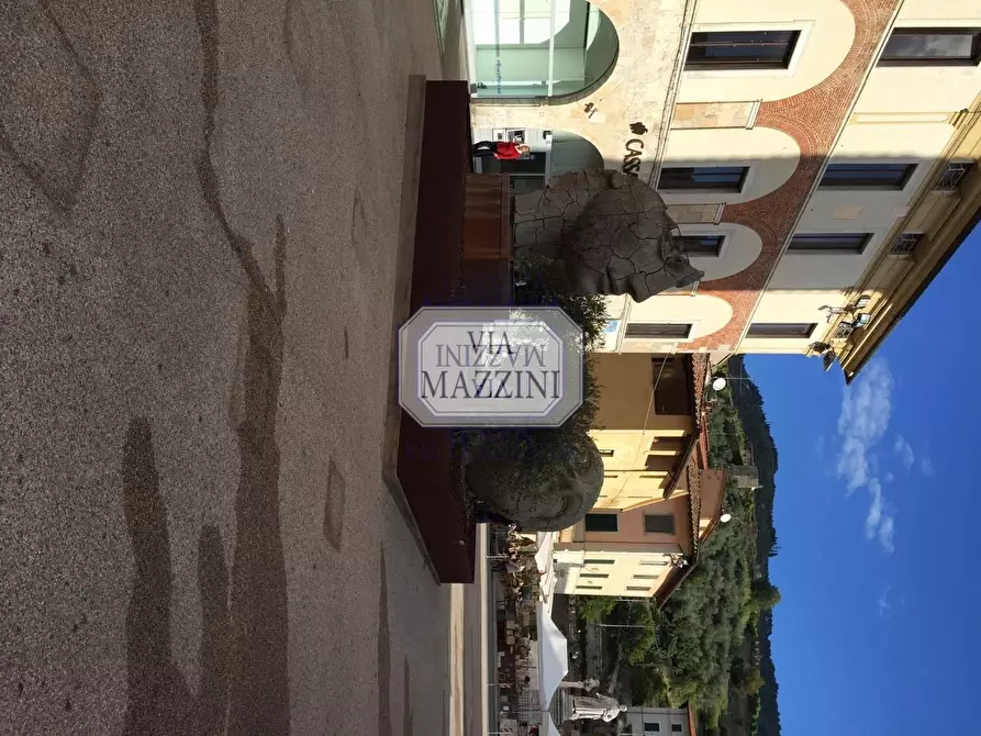 Immagine 17 di Locale commerciale in affitto  a Pietrasanta