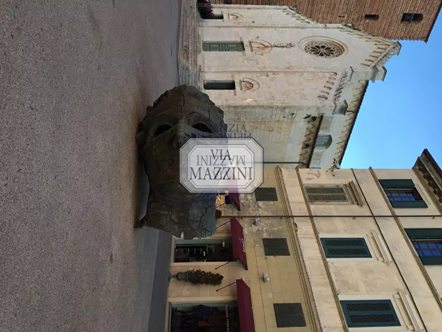 Immagine 15 di Locale commerciale in affitto  a Pietrasanta