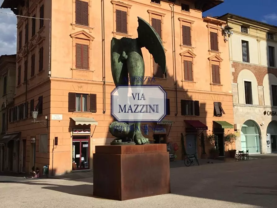Immagine 16 di Locale commerciale in affitto  a Pietrasanta