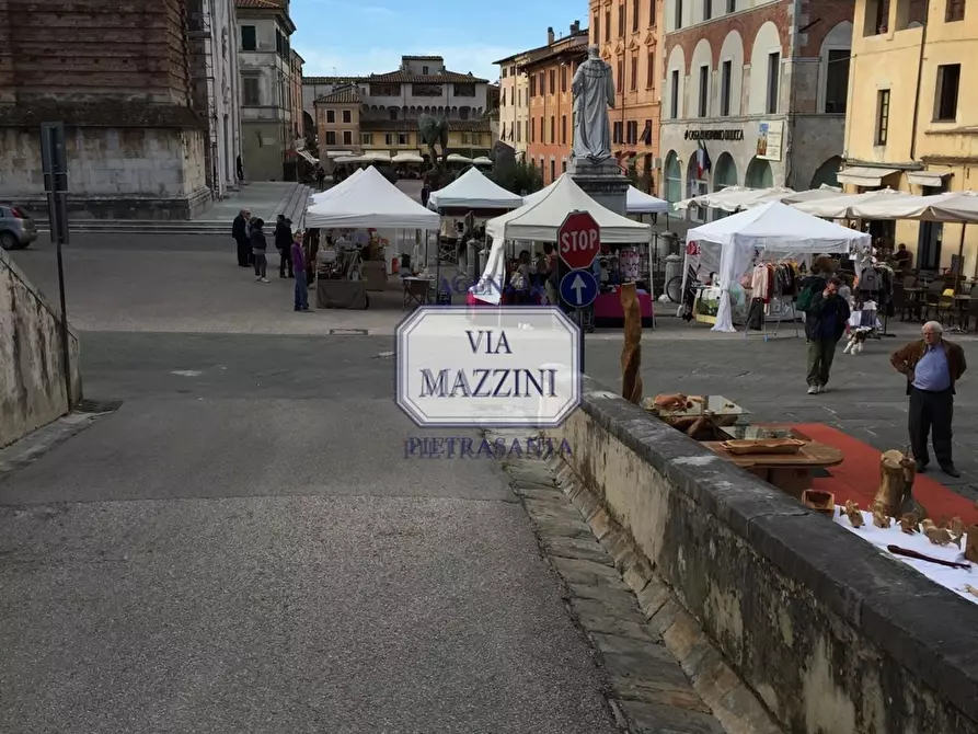 Immagine 4 di Locale commerciale in affitto  a Pietrasanta