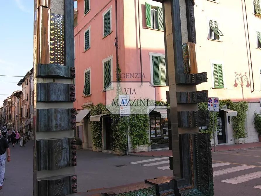 Immagine 28 di Locale commerciale in affitto  a Pietrasanta