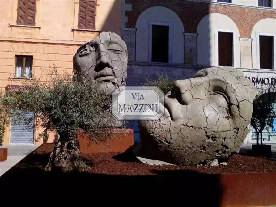 Immagine 6 di Locale commerciale in affitto  a Pietrasanta