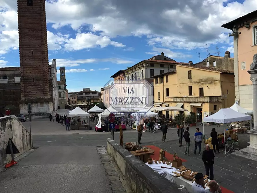 Immagine 19 di Locale commerciale in affitto  a Pietrasanta