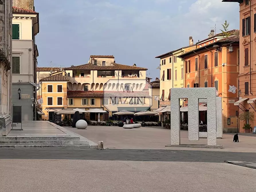 Immagine 2 di Locale commerciale in affitto  a Pietrasanta