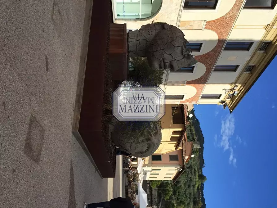 Immagine 18 di Locale commerciale in affitto  a Pietrasanta