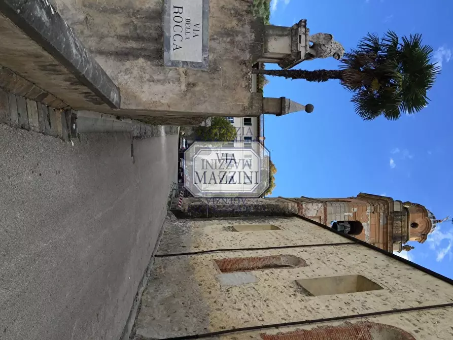 Immagine 21 di Locale commerciale in affitto  a Pietrasanta