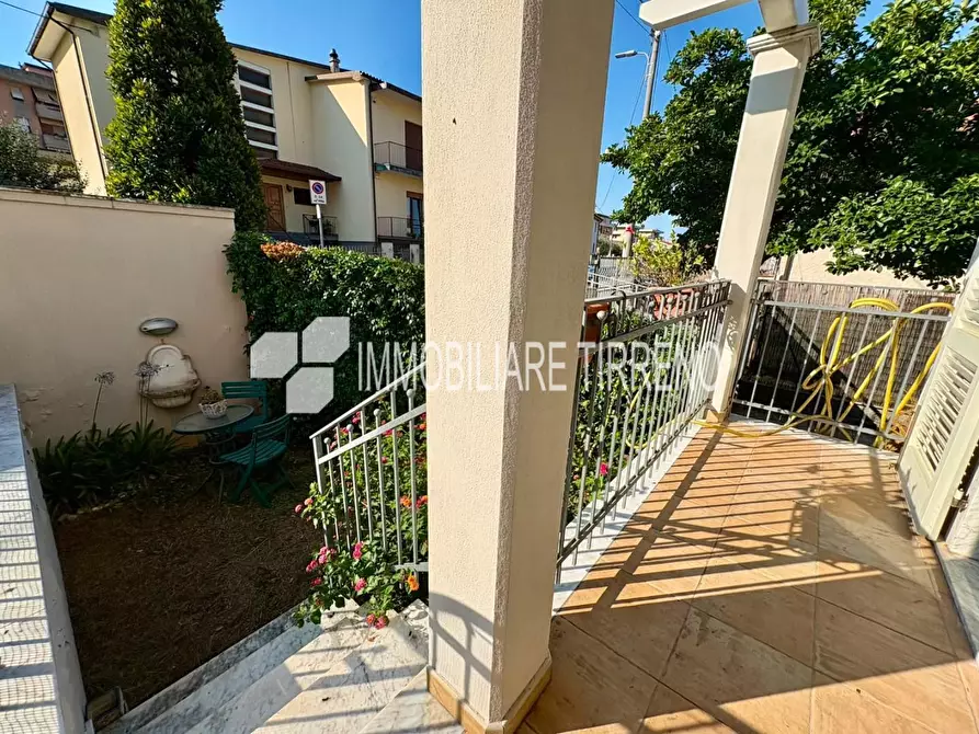 Immagine 21 di Appartamento in vendita  a Massa