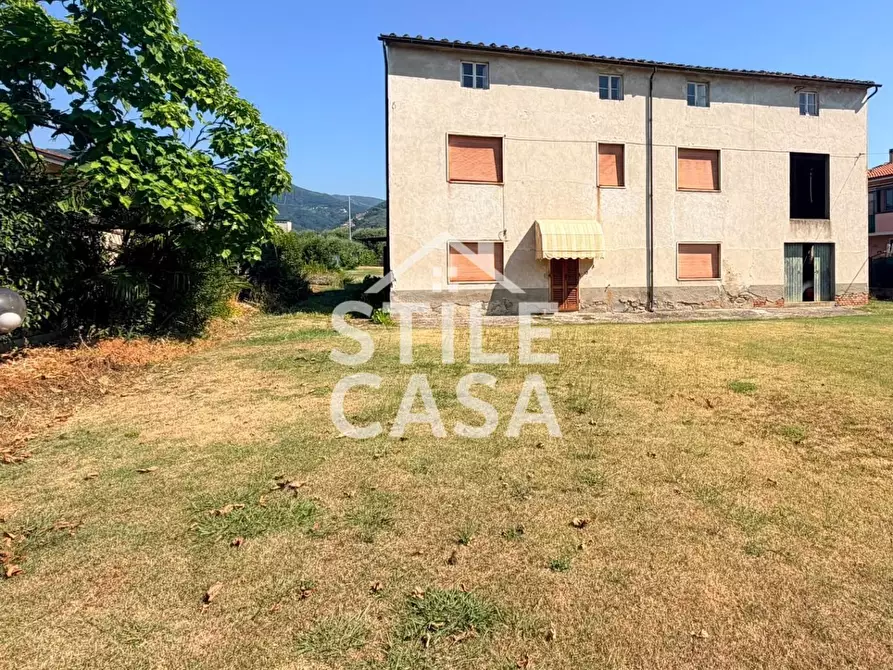 Immagine 2 di Casa colonica in vendita  a Pescia