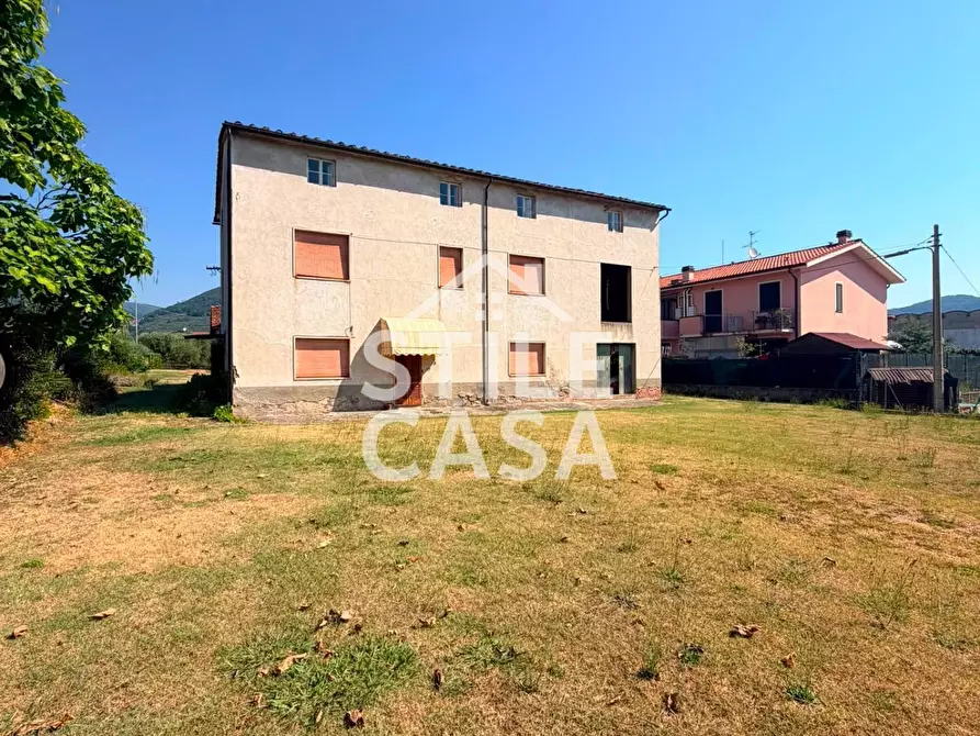 Immagine 1 di Casa colonica in vendita  a Pescia