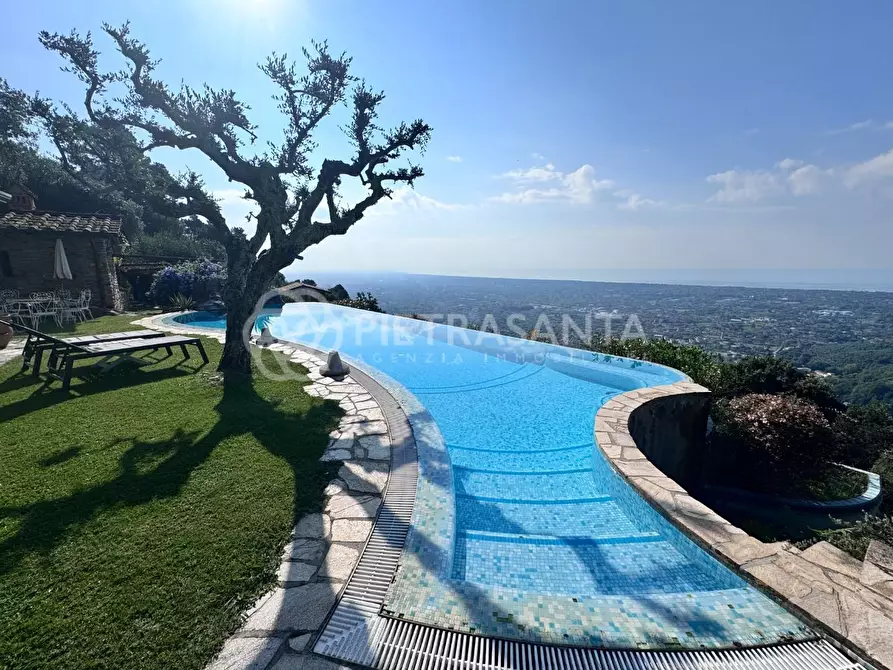 Immagine 52 di Casa colonica in vendita  a Pietrasanta