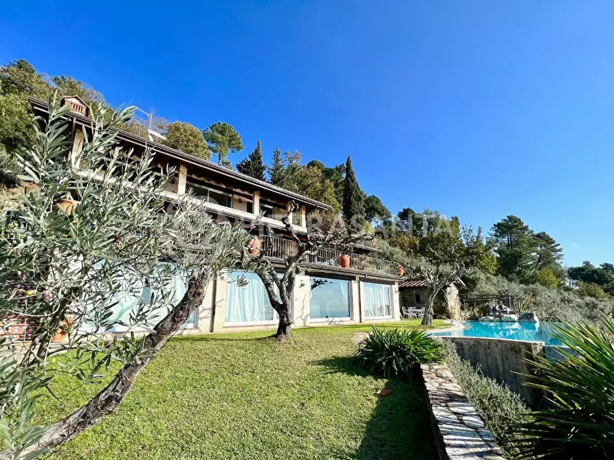 Immagine 2 di Casa colonica in vendita  a Pietrasanta