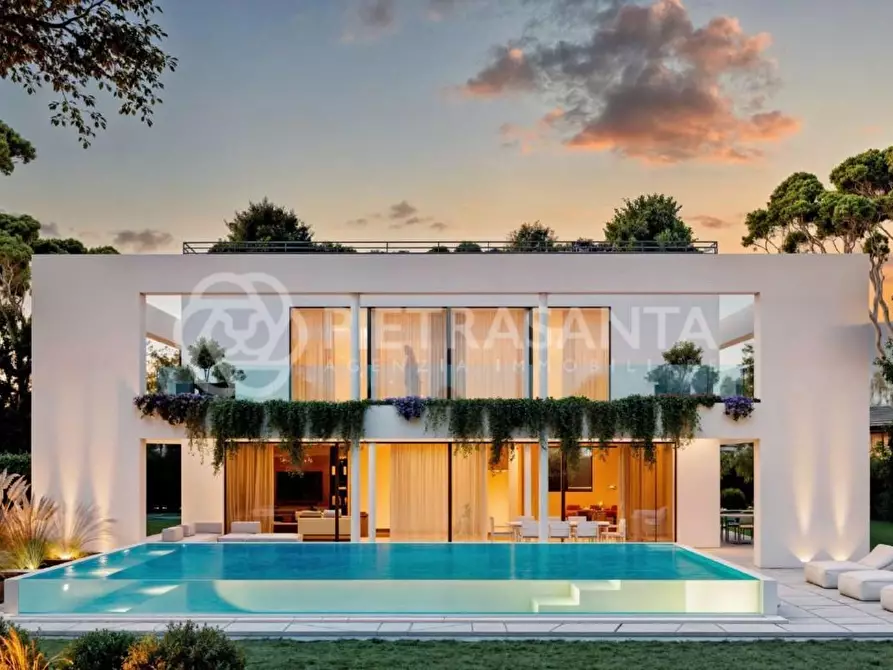 Immagine 2 di Villa in vendita  a Forte Dei Marmi
