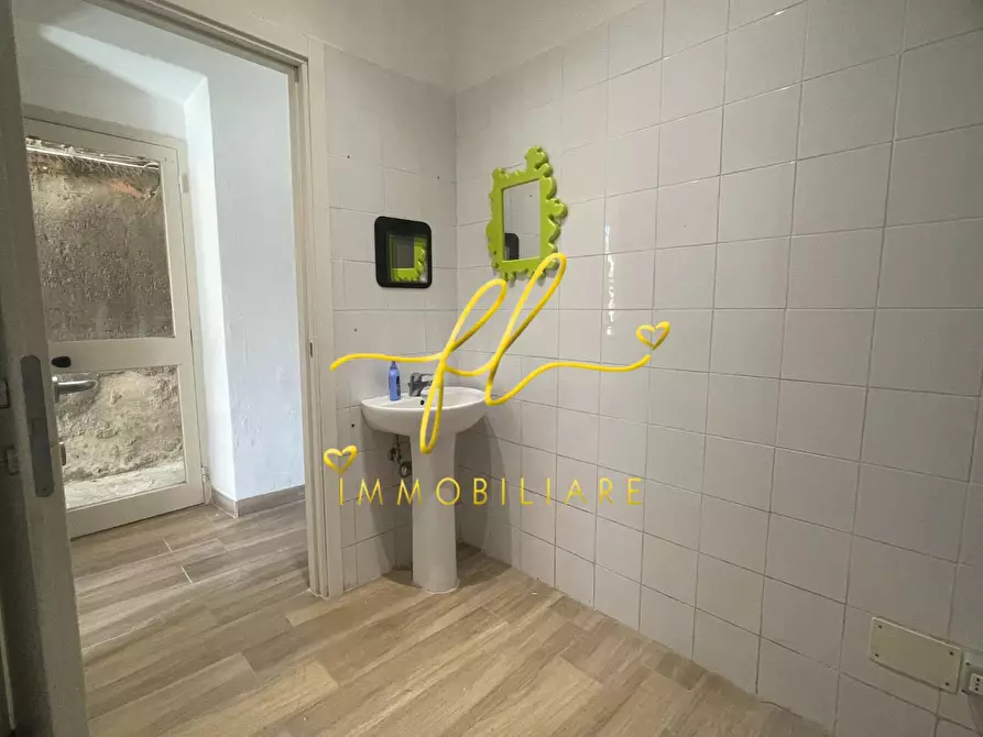 Immagine 10 di Locale commerciale in affitto  a Carrara