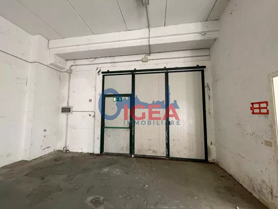 Immagine 2 di Magazzino in vendita  a Colle Di Val D'elsa