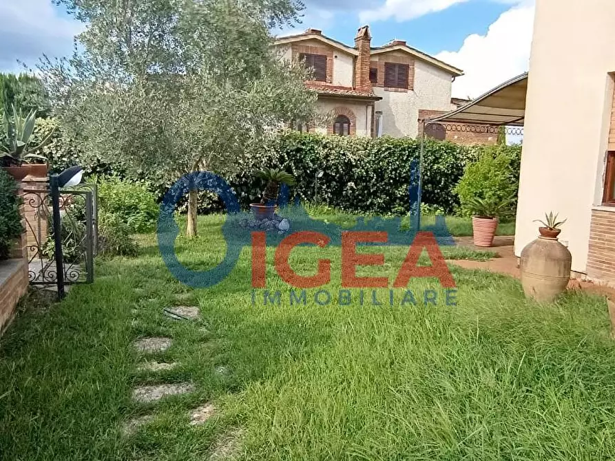 Immagine 1 di Casa trifamiliare in vendita  a Monteriggioni