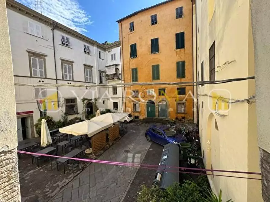 Immagine 13 di Appartamento in vendita  a Lucca