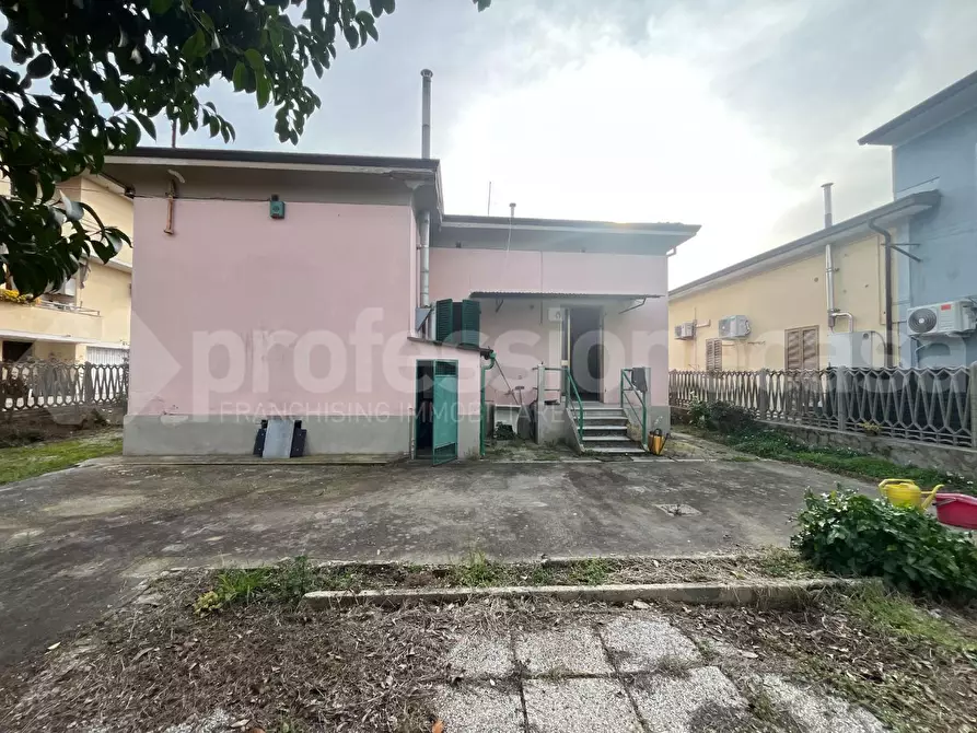 Immagine 2 di Villa in vendita  a Vecchiano