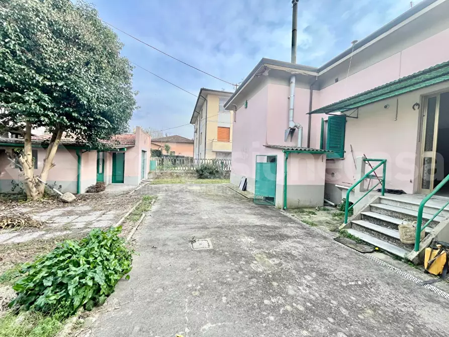Immagine 11 di Villa in vendita  a Vecchiano