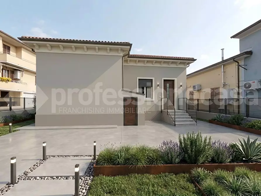 Immagine 3 di Villa in vendita  a Vecchiano