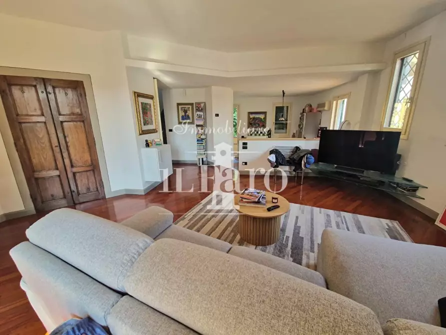 Immagine 31 di Villetta a schiera in vendita  a Campi Bisenzio