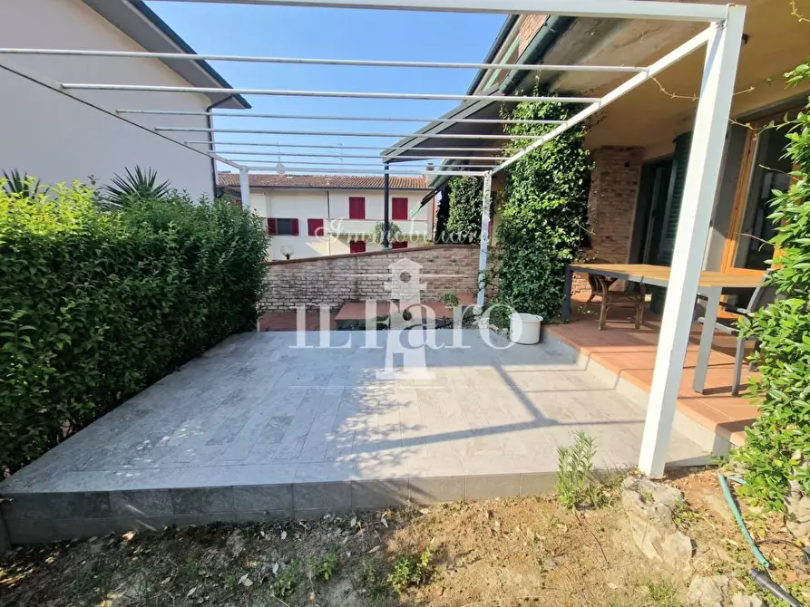 Immagine 10 di Villetta a schiera in vendita  a Campi Bisenzio