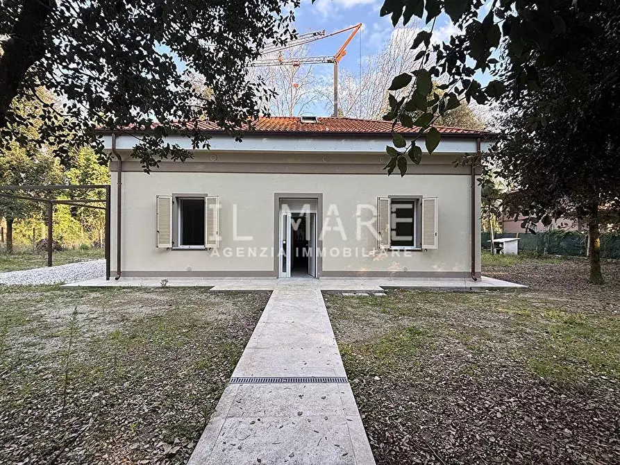 Immagine 1 di Casa indipendente in vendita  a Massa