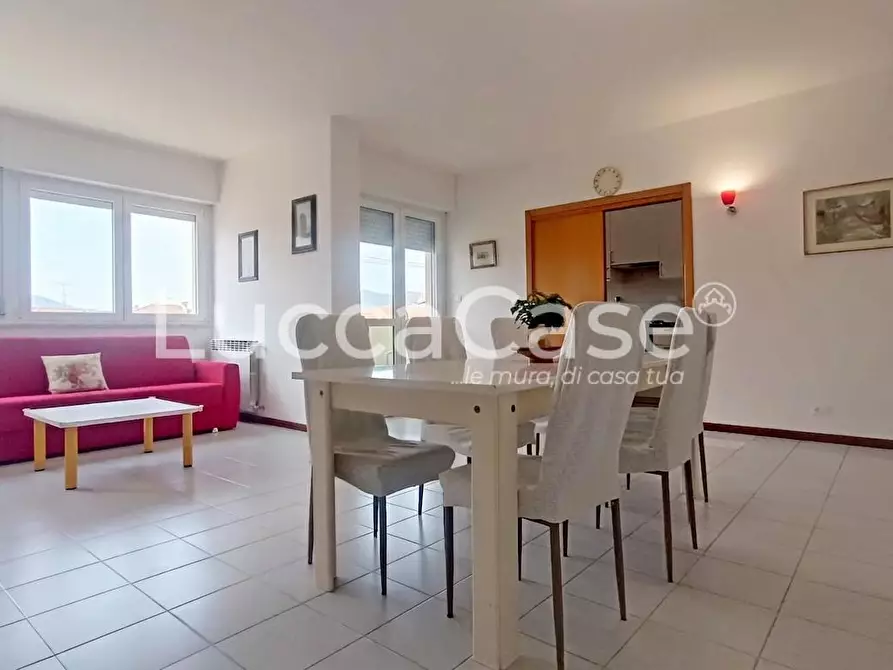 Immagine 1 di Appartamento in vendita  a Lucca