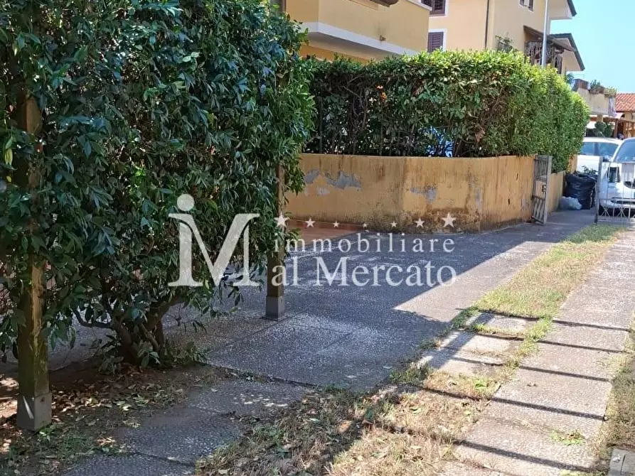 Immagine 11 di Villetta a schiera in vendita  a Viareggio