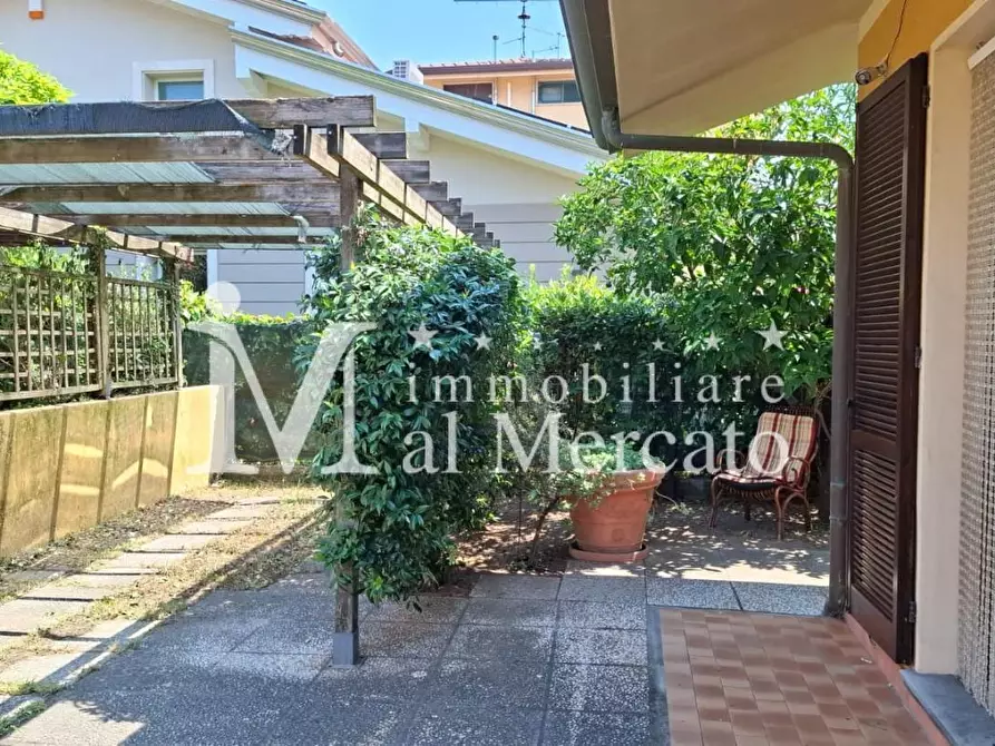 Immagine 2 di Villetta a schiera in vendita  a Viareggio