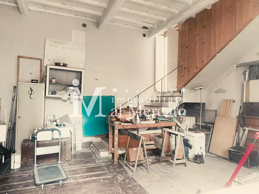 Immagine 2 di Garage in vendita  a Lucca