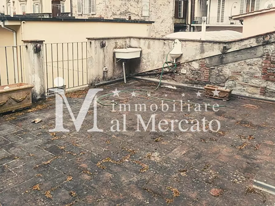 Immagine 9 di Garage in vendita  a Lucca
