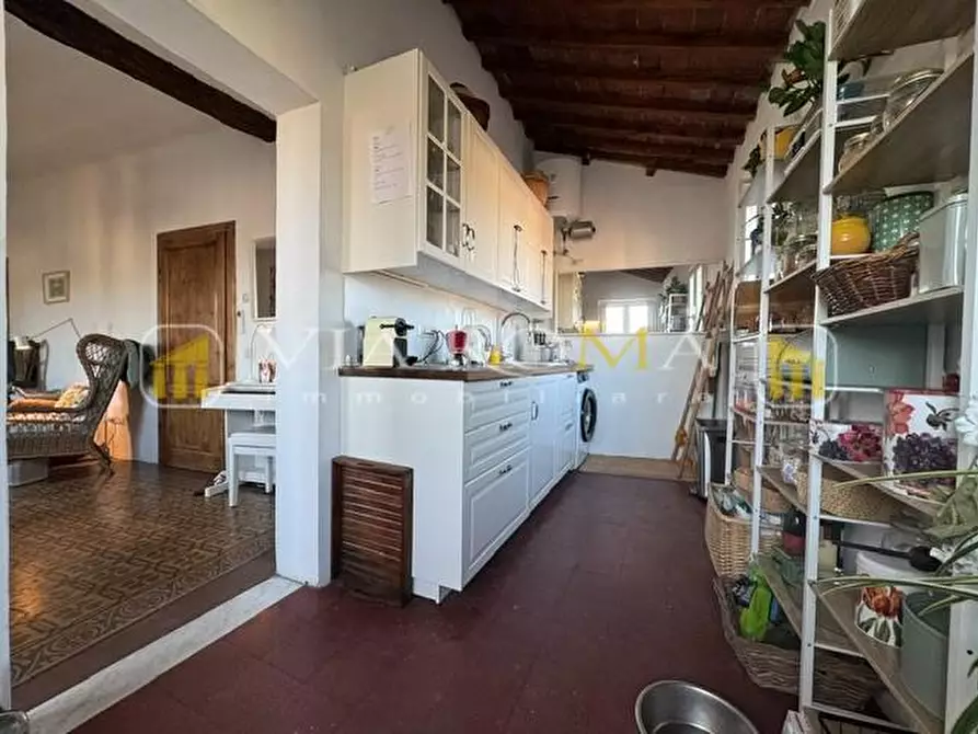 Immagine 5 di Appartamento in vendita  a Lucca